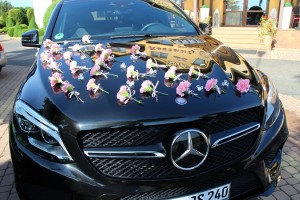 dekoracja auta na do slubu gożdziki